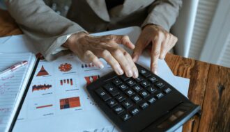 Kadry i płace w praktyce – co musi wiedzieć każdy pracodawca?