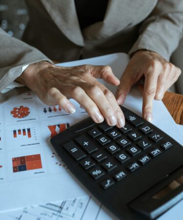 Kadry i płace w praktyce – co musi wiedzieć każdy pracodawca?